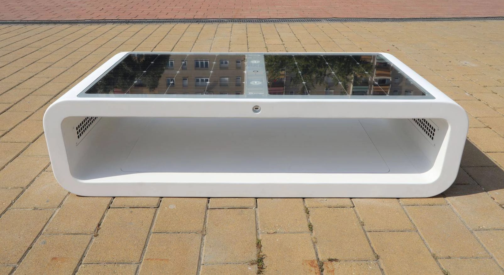 Kuube Nano Premium solar-powered outdoor bench
