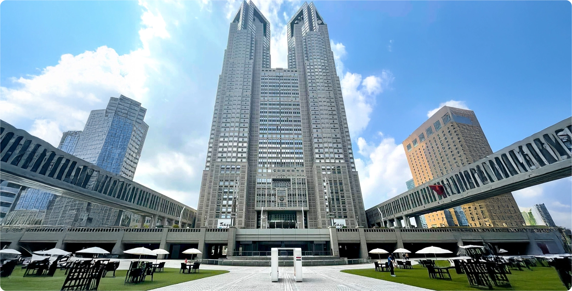 Kuube Smart Hub solar smart bench in front of Tokyo Metropolitan Government Building