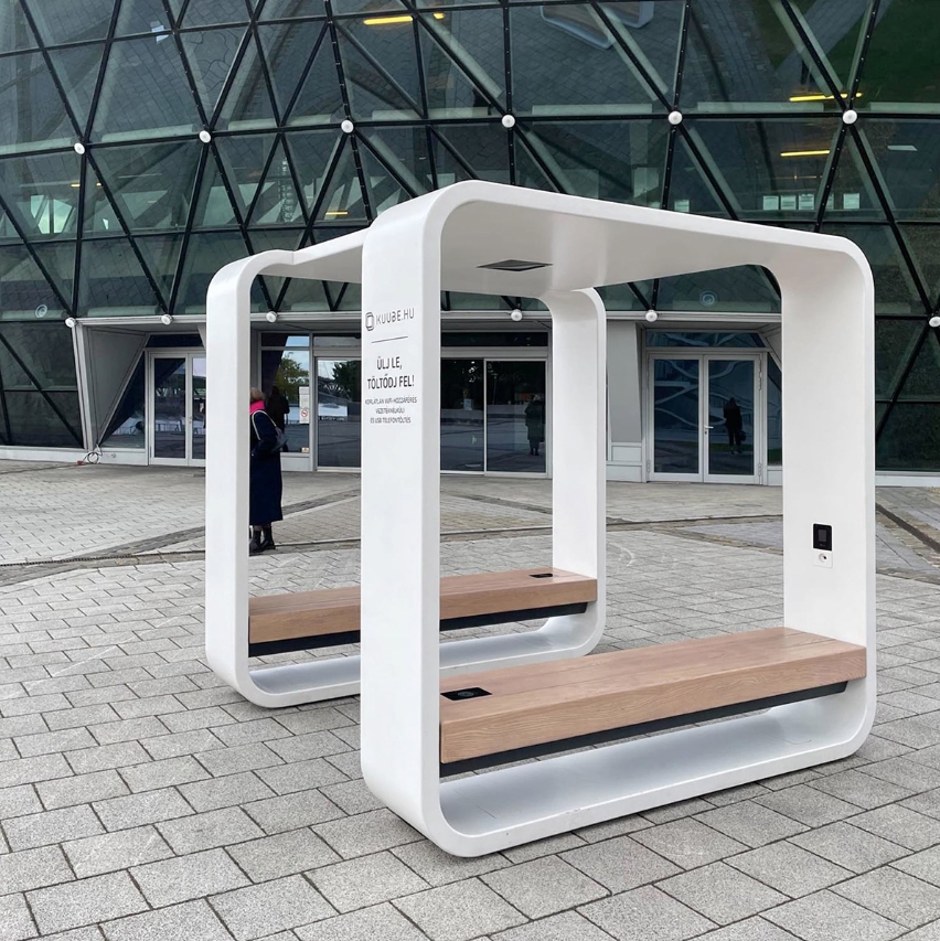Kuube Smart Hub a Bálna előtt
