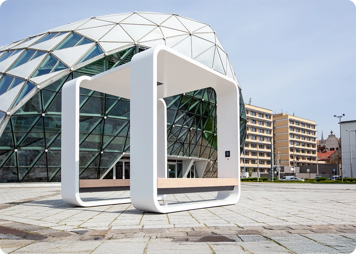 Kuube Smart Hub smart city device in front of Bálna Budapest