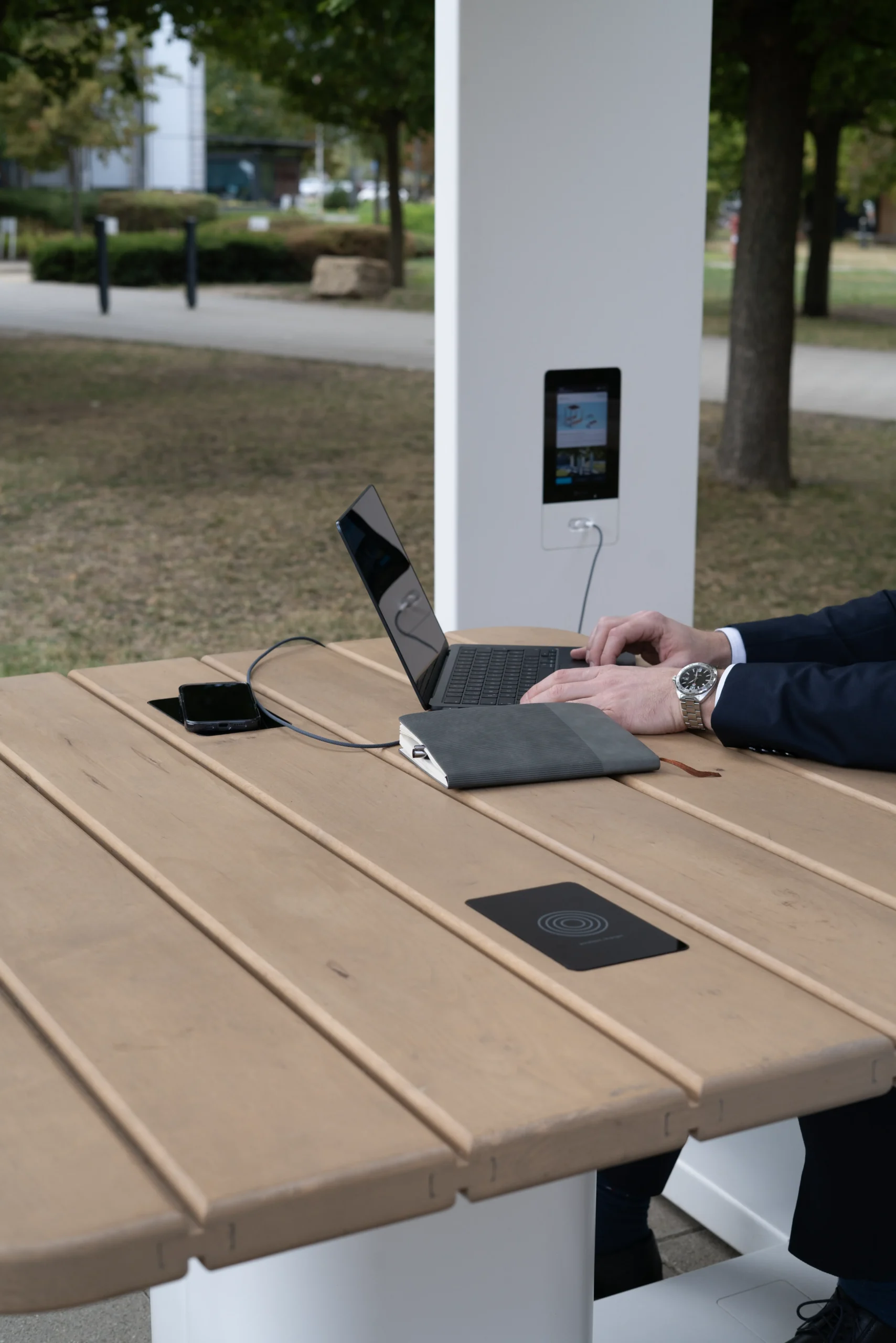 Kuube Smart Hub Table